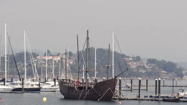 Réplica de La Pinta en el puerto de Baiona